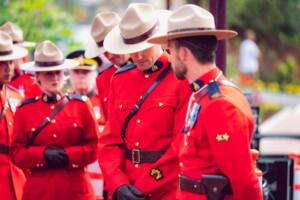 Varios miembros de la Policía Montada de Canadá con su uniforme tradicional rojo y sombrero.