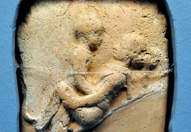 Placa en piedra de un hombre y una mujer en el Antiguo Babilonia en la posición de misionero. Del sur de Irak. Primera mitad del segundo milenio a.C. Museo del Antiguo Oriente, Estambul, Turquía.