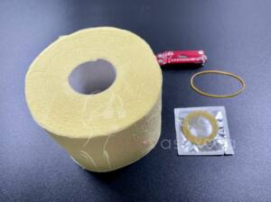 Materiales para el masturbador low cost: rollo de papel higiénico, un preservativo y una goma elástica.
