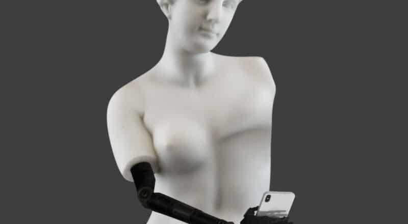 Cartel del Salón Erótico de Barcelona 2022: escultura femenina con mastectomía del pecho izquierdo y brazo robótico derecho sujetando un móvil.