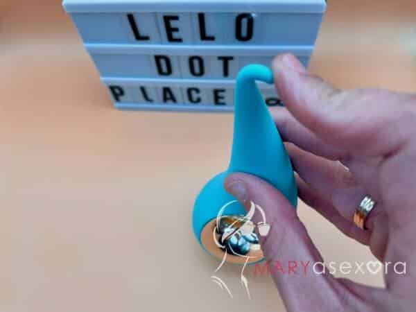 Demostración de flexibilidad (doblándola con un dedo) de la punta del estimulador de clítoris LELO DOT