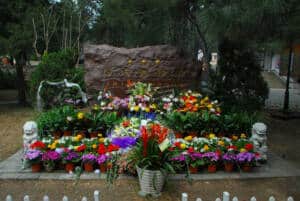 Tumba llena de flores en el Cementerio Revolucionario de Babaoshan