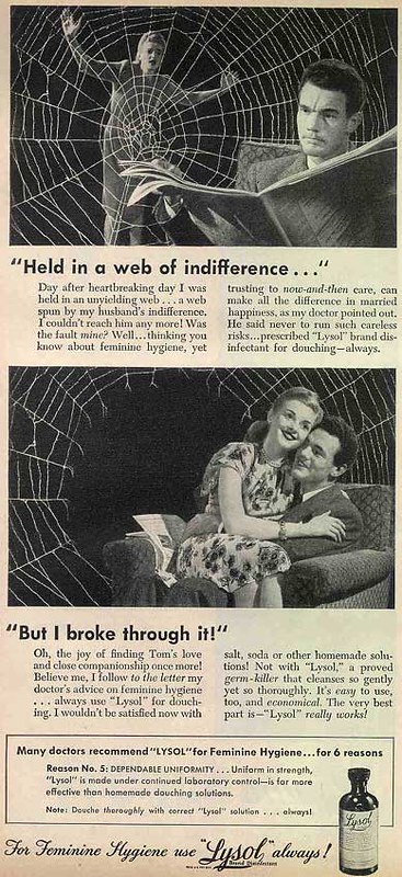 Anuncio Lysol "Atrapada en la red de indiferencia" mostrando en la parte de arriba a una mujer atrapada en una red de araña mientras el marido lee un periódico. Abajo, la pareja feliz sentada en el sillón.