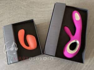 En sus cajas, el LELO IDA™ Wave a la izquierda, en color coral y a la derecha el LELO SORAYA Wave™ en color rosa