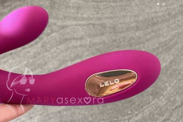 LELO SORAYA Wave™ en rosa. Vista del estimulador vaginal y clitoriano