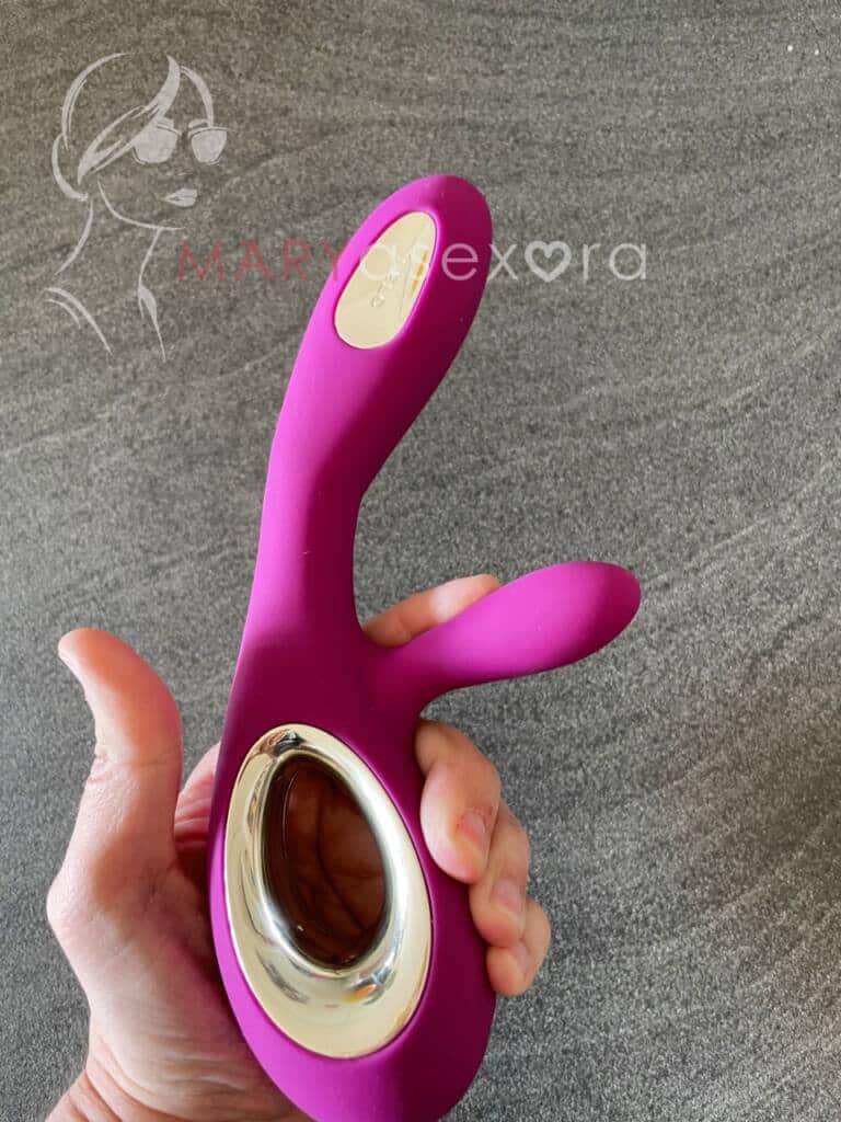 LELO SORAYA Wave™ en el que se muestra la gran flexibilidad del estimulador clitoriano de este dildo vibrador
