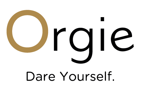 Logotipo de la marca Orgie: O en dorado y el resto del nombre en negro.