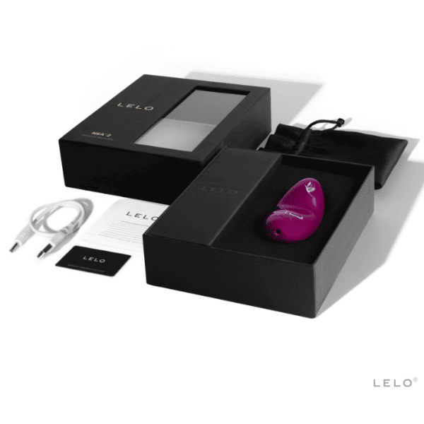 Estimulador NEA 2 de LELO en su caja de presentación y el contenido de la misma: cargador, funda de satén negra, tarjeta garantía e instrucciones