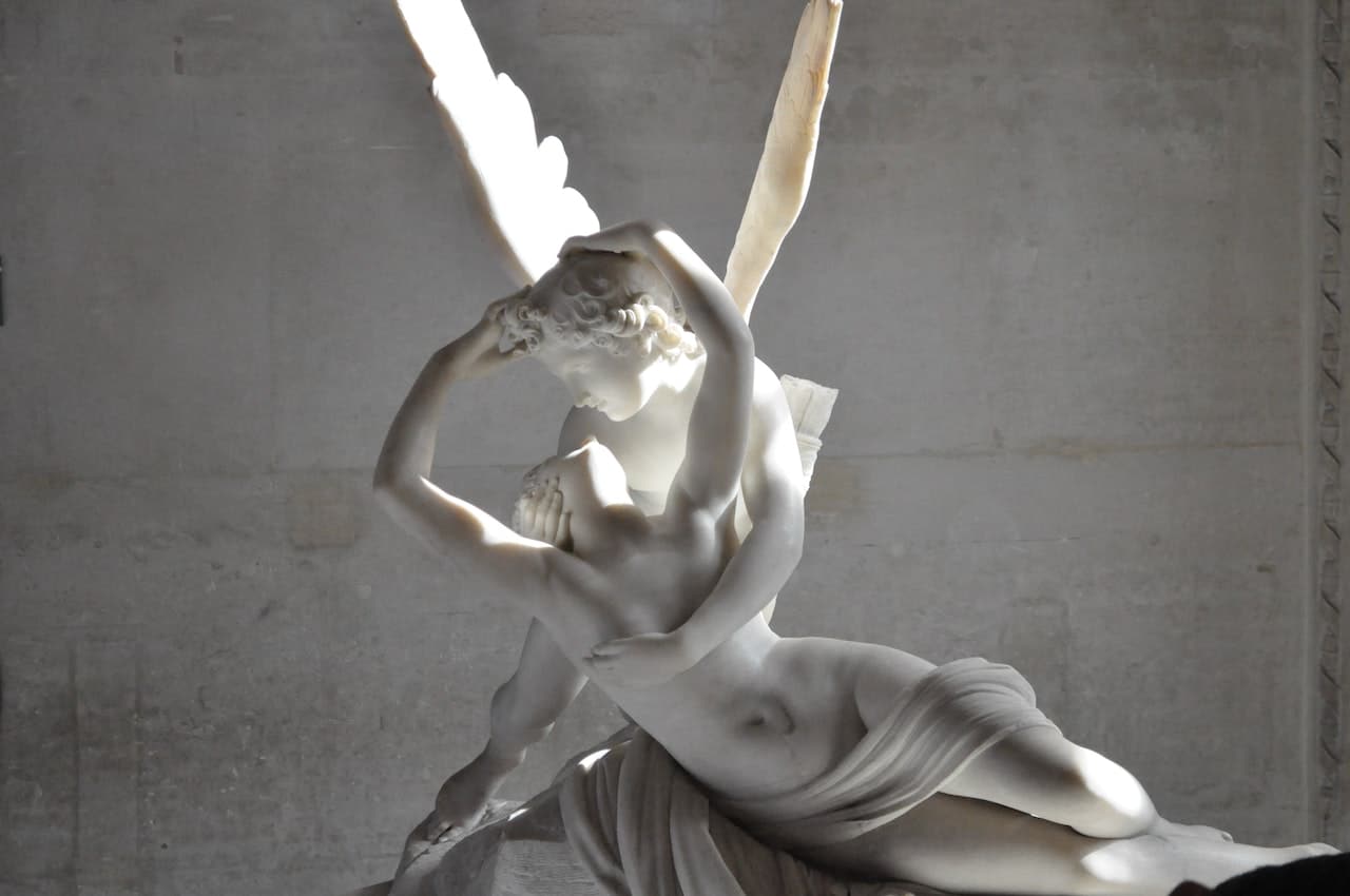Eros y Psique. Escultura de Canova que representa a Psique reanimada por el beso de Eros.