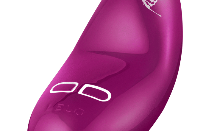 Estimulador NEA 2 LELO en color rosa y con una mariposa blanca serigrafiada en la punta del estimulador