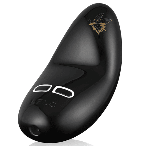 Estimulador NEA 2 LELO en color negro con una mariposa dorada serigrafiada en la punta del estimulador.
