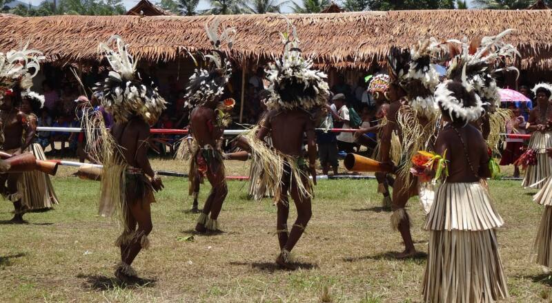 Tribu de Papua Nueva Guinea haciendo un baile