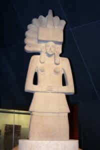 Estatua de piedra de la diosa Tlazoltéotl. Huasteca. Periodo Postclásico. Tocado característico de la diosa. Museo Británico