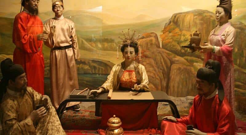 Diorama de la emperatriz Wu en el Museo Provincial de Henan, Zhengzhou. Sentada en el centro en una mesa y rodeada de dignatarios de pie y sentados