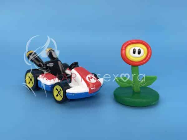 Flor de Mario Kart de la base del plug flor en el culo, al lado de un kart de juguete de Mario.