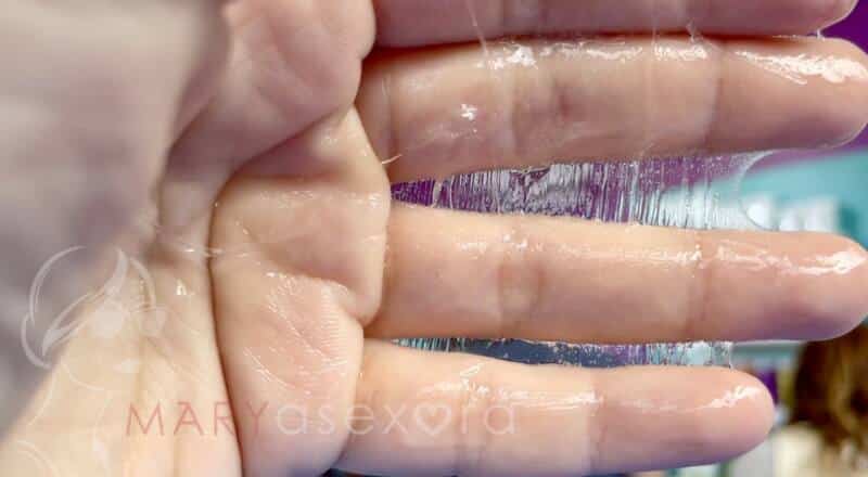 textura de NaturFluid entre los dedos de la mano