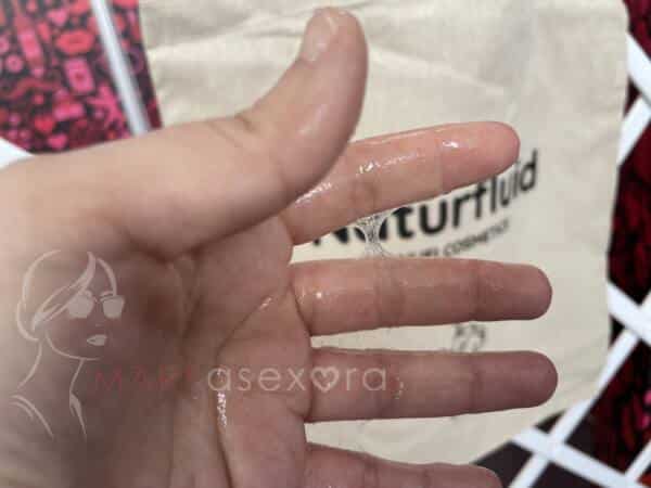 Elasticidad y textura de NaturFluid sobre los dedos de la mano