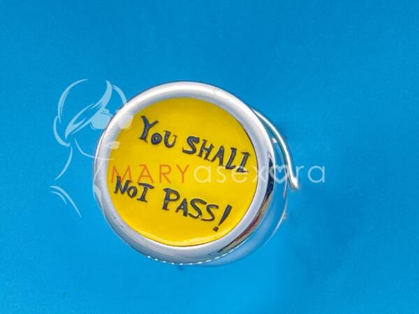 Plug You shall not pass! Primer plano de la base en color amarillo y letras con fimo negro: You shall not pass!