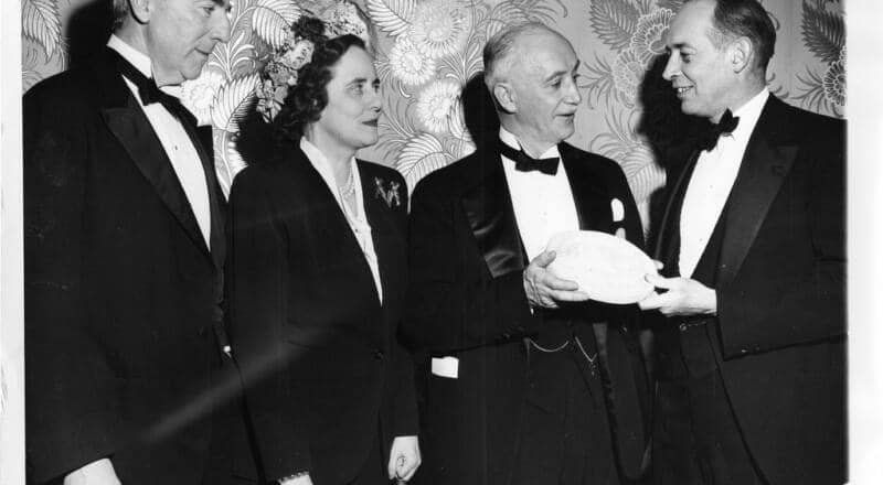 Foto en blanco y negro. De izquierda a derecha aparecen John Rock, Mary Lasker y Richard Pierson recibiendo un premio.