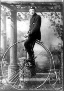 Tregonning, de 17 años, campeón de Australia Meridional de ciclismo en su bicicleta penny-farthing en 1881.