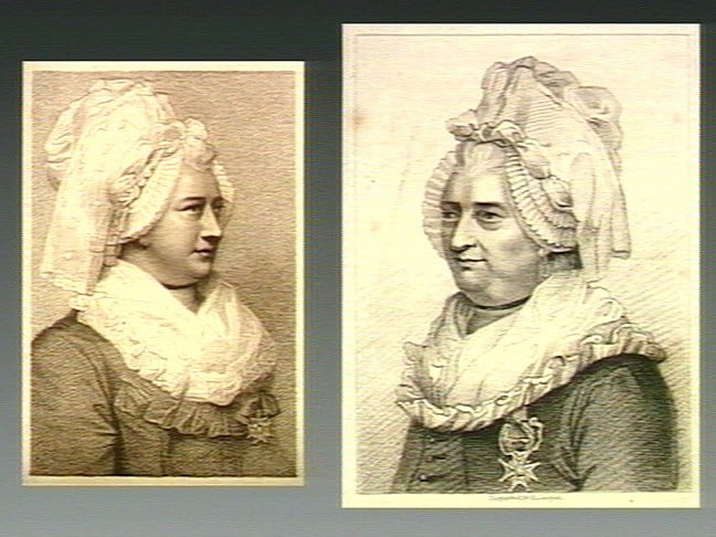 Grabado de Charles de Beaumont vestido de mujer con una medalla en la solapa